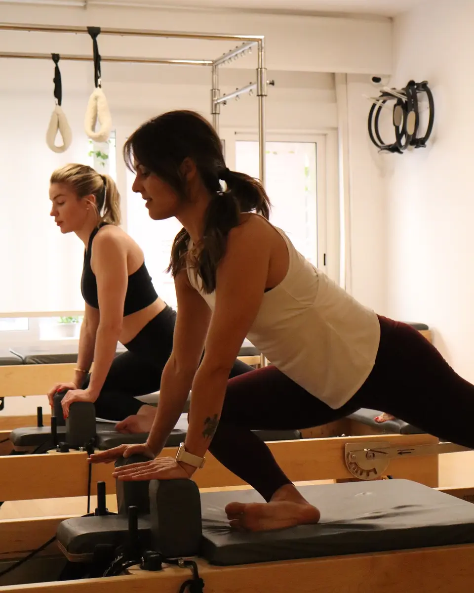 Clase en grupo en los Reformer con torre